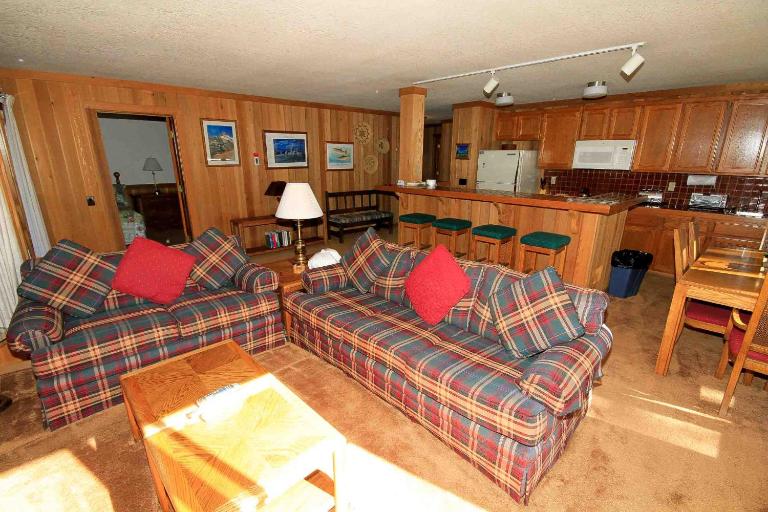 Mountainback 112 Corner Unit - B&B Mammoth Lakes