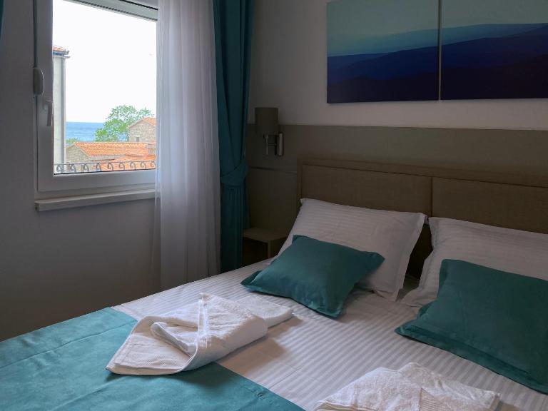 Family Beachfront Apartment - Chambres d'hôtes Petrovac na Moru