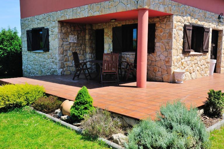 Charming house in Albuerne with fenced garden - B&B Albuerne