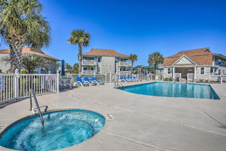 Walk to Beach: North Myrtle Condo! - B&B Myrtle Beach