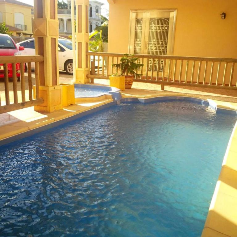 Villa Retreat in Flic en Flac with Private Pool - Bed and Breakfast Flic en Flac