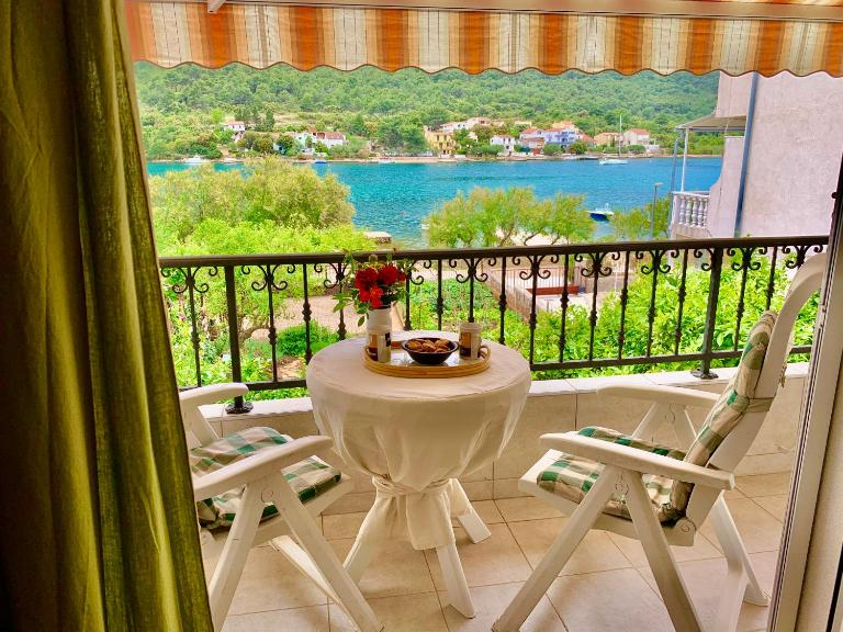 Grebastica beachfront apartment - B&B Grebaštica
