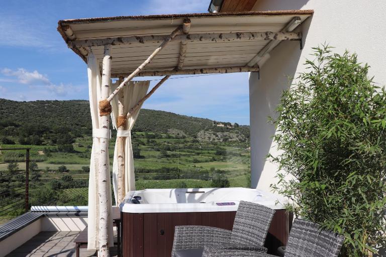Gite Aigues Vives - Le Patio - Bed and Breakfast Montpeyroux