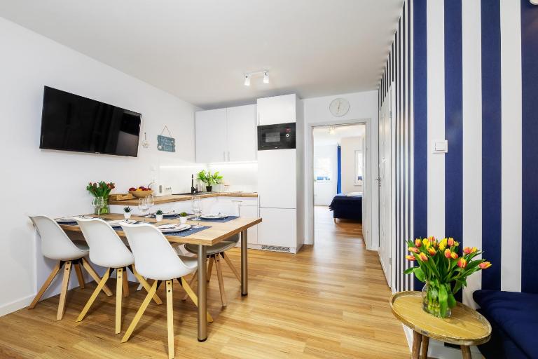 Apartament 2B Niebieskie Apartamenty Poddąbie z basenem krytym, odkrytym, salą zabaw, animacjami - Ferienwohnung Poddąbie