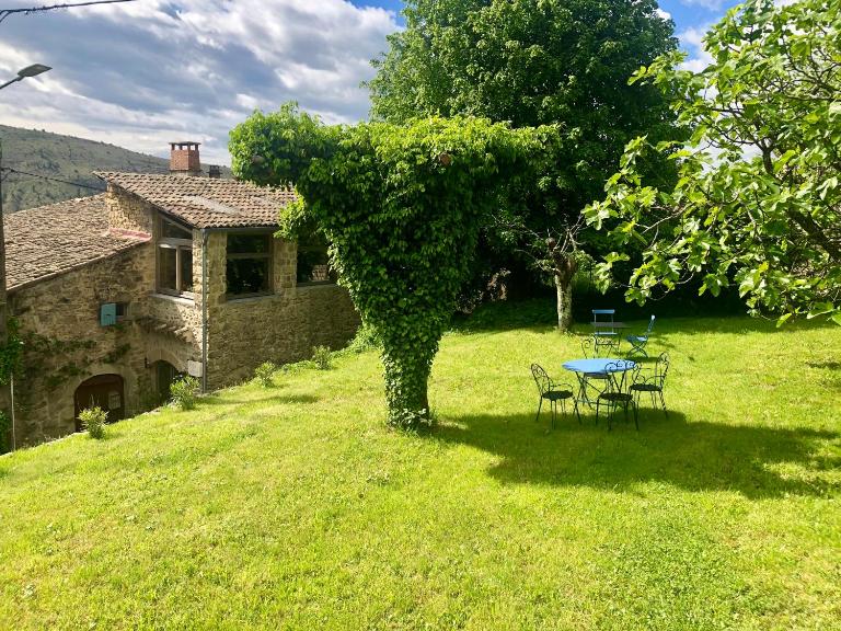 Mas le Nogier Gites Apartments - Chambres d'hôtes Vesseaux