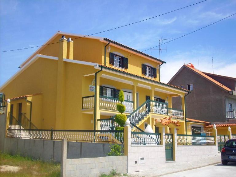 Charming House in Cortiçada with Balcony and Mountain View - Chambres d'hôtes Cortiçada