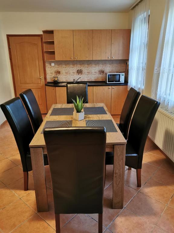 Váralja Vendégház Tata - Ferienwohnung Tata