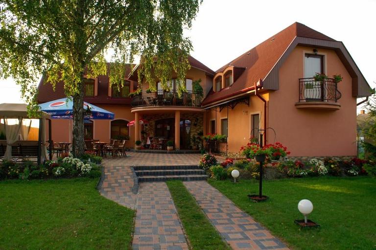 Alba Regia Pansion Egri - Chambres d'hôtes Jahodná