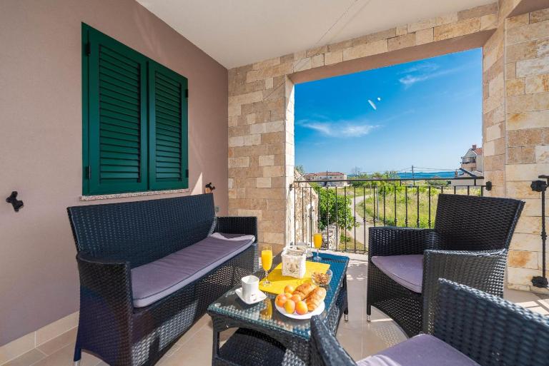 Holiday Home Casa Ruza 300 meters from the sea - by TA Leut - B&B Privlaka