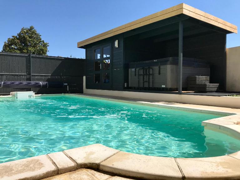 GuestHouse La Costière - logements indépendants - espace piscine jacuzzi - Chambres d'hôtes Lunel