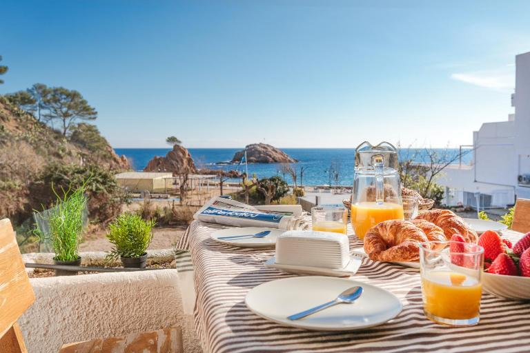 Lets Holidays garden house in front of the beach - B&B Tossa de Mar