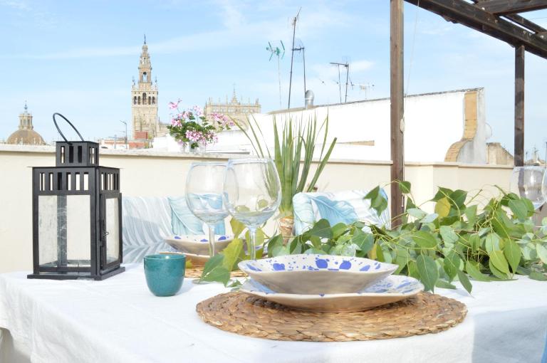 HomeySeville-Amazing Penthouse Giralda Views 8 pax, Parking Optional - B&B Sevilla