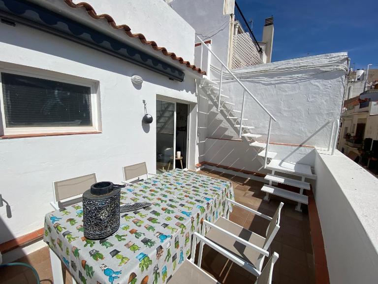 Amazing 2 bedroom Apartment with big sun terrace Sitges centre beach - B&B Sitges