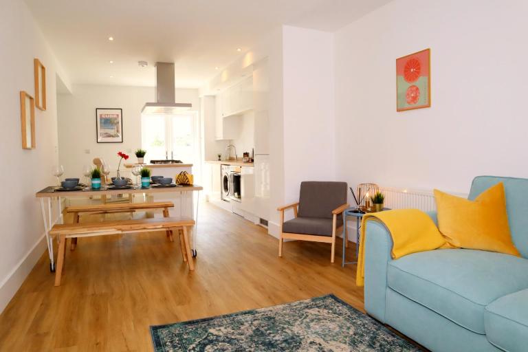 Modern New House - Great Location - Garden - Parking - Fast WiFi - Smart TV - Stunning 2 Bedroom House sleeps up to 4! Only 5 mins drive to Sandbanks Beach - B&B Parkstone