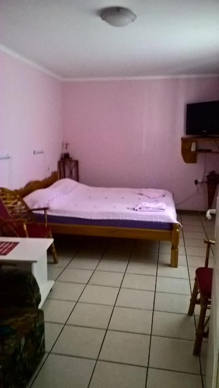 Sobe Rooms Szobák Zimmer KIS - B&B Palić