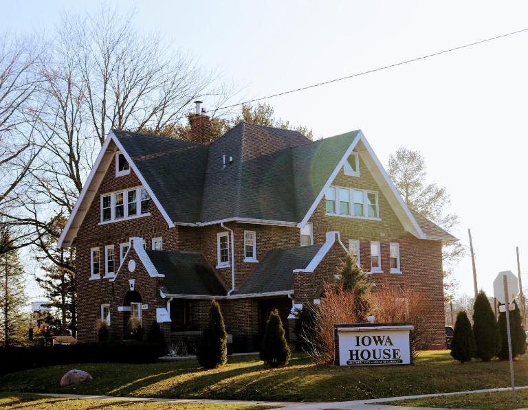 Iowa House Historic Inn - Bed and Breakfast Ames