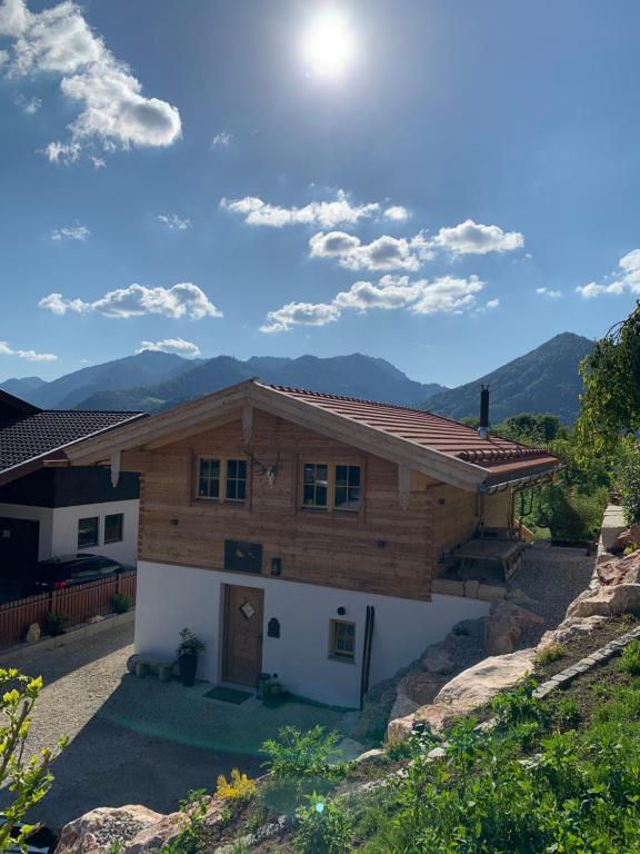 Chalet BERGSUCHT in Ruhpolding Bayern, Traumlage am sonnigen Südhang, kostenlose Parkplätze, schnelles WLAN, ruhige Sackgasse, NETFLIX inklusive - B&B Ruhpolding