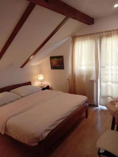 Guesthouse Marton - Bed and Breakfast Jezerce