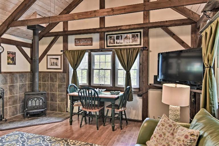 6 Mi to Grandfather Mtn: Lake Cottage w/ Deck - Ferienwohnung Newland