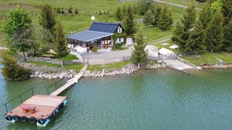 Traditional Casa Pescarului langa lac cu ponton - B&B Colibița