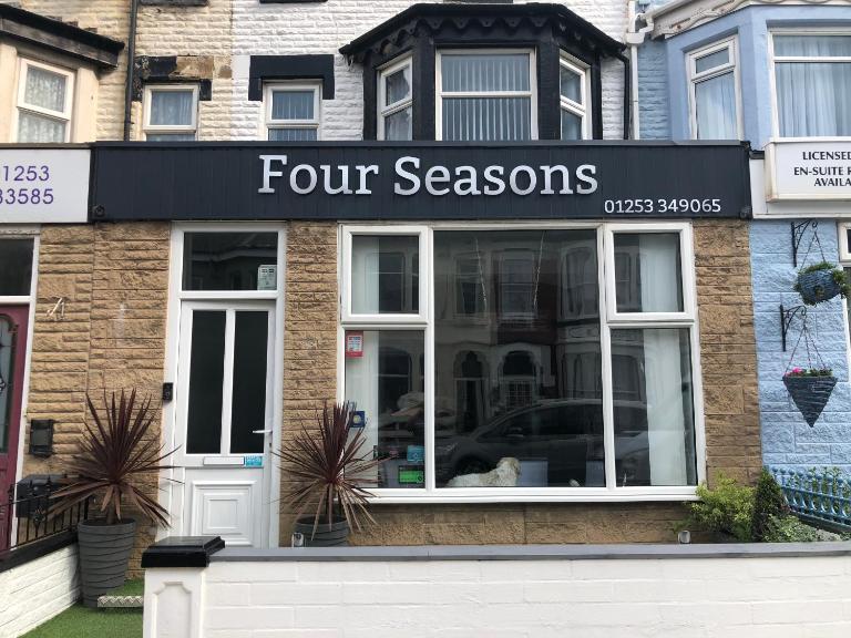 Four Seasons Guest House - Bed and Breakfast Blackpool