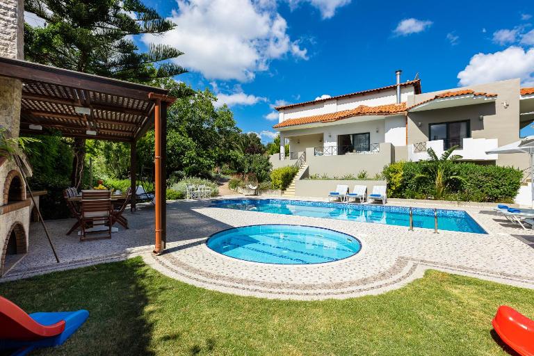 Alonia Villa, Refined Living with 50m2 Private Pool, By ThinkVilla - Bed and Breakfast Melidhónion