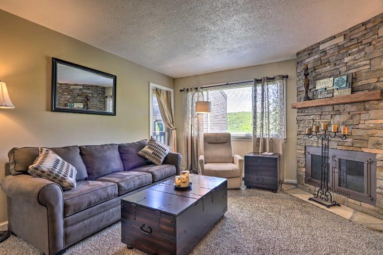 Condo w/ Pool & Grill Access ~ 4 Mi to Gatlinburg! - Chambres d'hôtes Gatlinburg