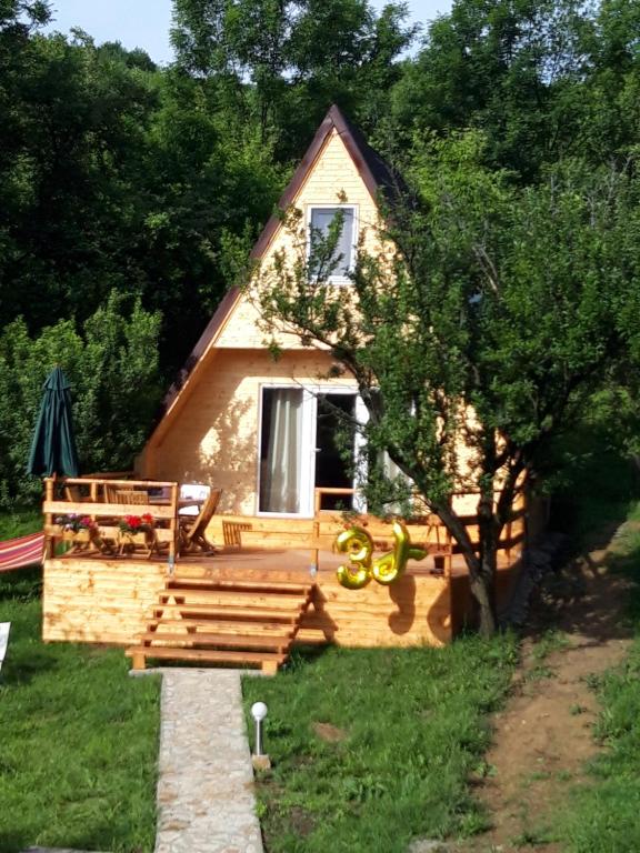 Cabana din livada cu ciubar - B&B Pucioasa