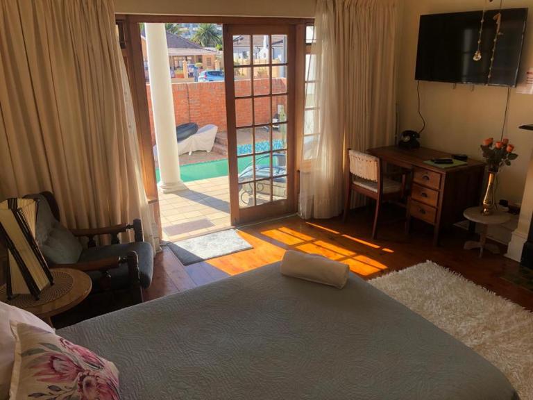 Sunny private room on the porch - Ferienwohnung Port Elizabeth