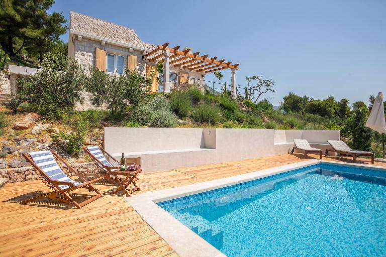 Villa Brac with pool Bol - Bed and Breakfast Bol