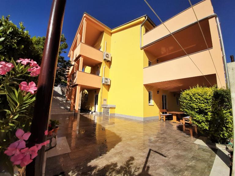Cozy apartments with sea view - Bed and Breakfast Novi Vinodolski