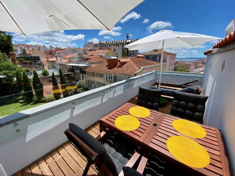 Unique apartment by MyPlaceForYou, in the center of Lisbon with views over the city and the Tagus river - B&B Lisboa
