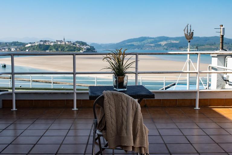 HOLIDAY HOMES Figueras AT - B&B Castropol