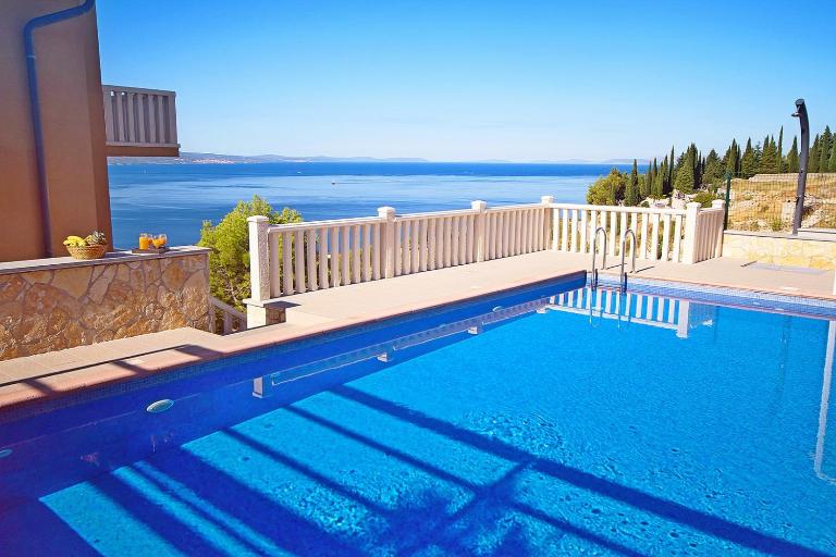 Villa Ana with private 50m2 pool, 7 bedrooms, 7 bathrooms, 18 persons max - B&B Stanići