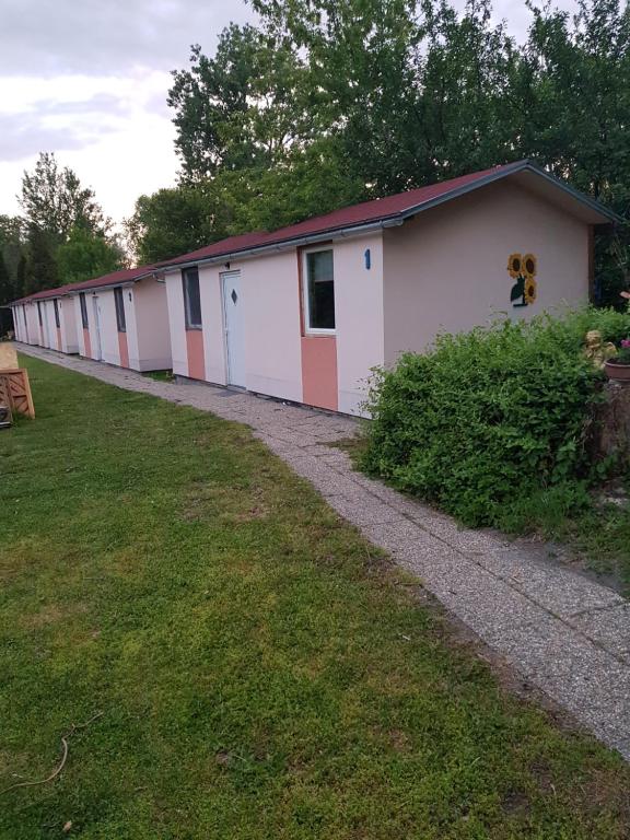 Napraforgó Apartmanok - Bed and Breakfast Balatonfűzfő