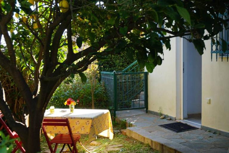 Cosy guest house with private yard - B&B Saronida