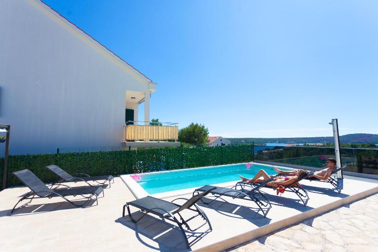 Apartment Jerry with private pool - B&B Milna