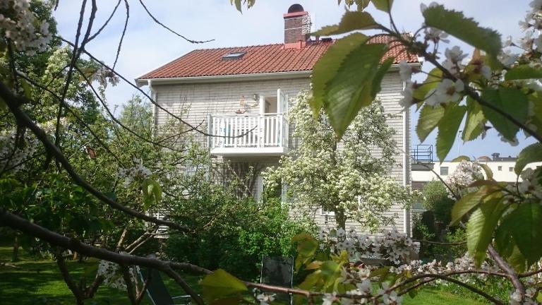 Ljust boende, egen ingång och trädgård i centrum - B&B Varberg