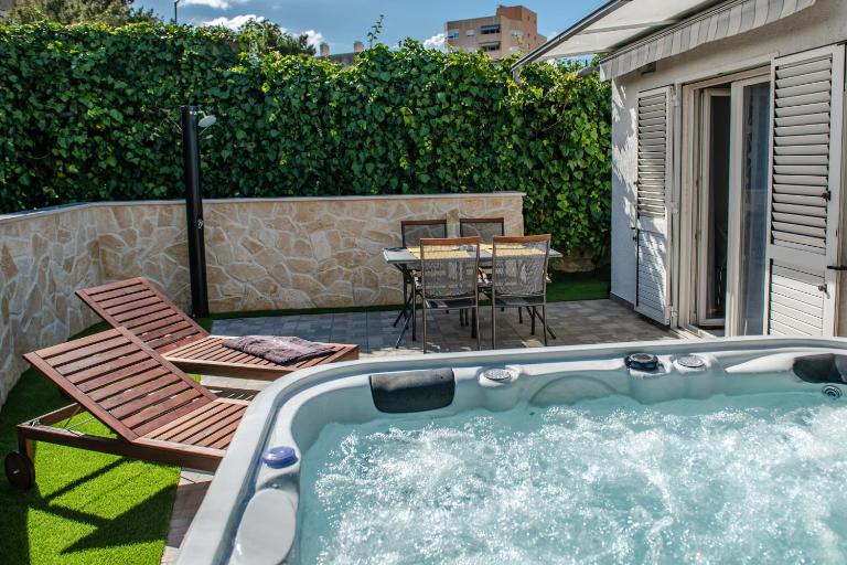 Apartment Pebbles - With Jacuzzi - Chambres d'hôtes Split