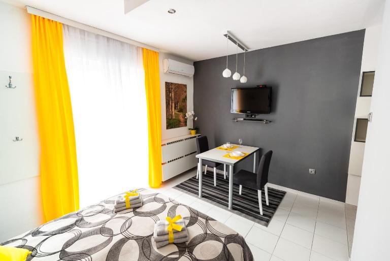 BLACK & YELLOW Centrally located studio - B&B Novi Sad