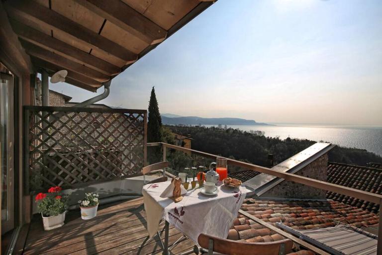 Betta - Newly Renovated Lake-View Terrace Apartment, Peaceful and Silent Surroundings - B&B Toscolano-Maderno