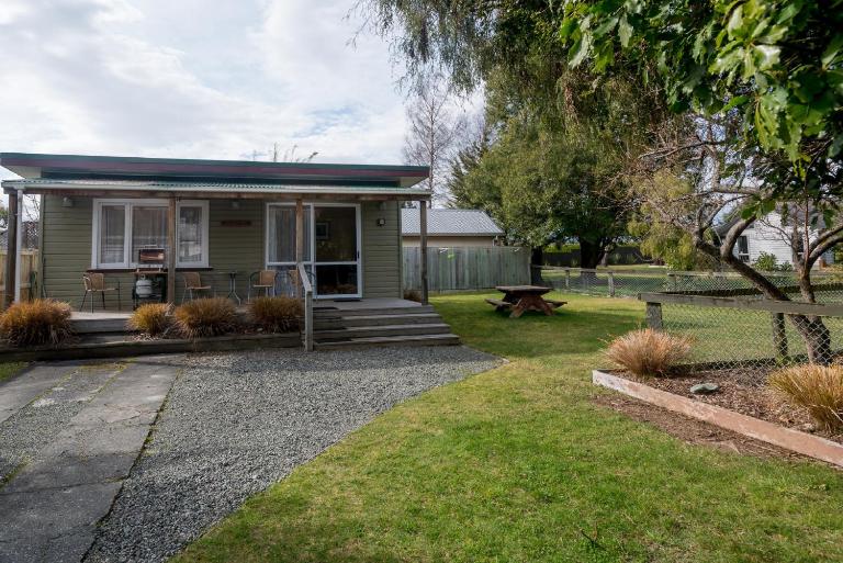 Accommodation Fiordland The Bach - One Bedroom Cottage at 226B Milford Road - B&B Te Anau