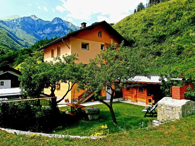 Apartment and Garden house among the mountains - B&B Podbrdo