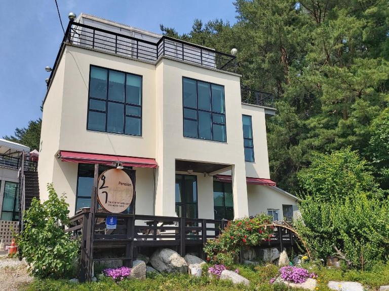 Rooftop Moonlight Pension - B&B Gangneung