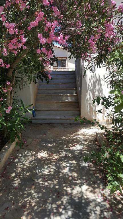 Joan's airport apartment - B&B Loutsa
