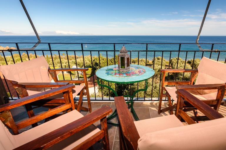 Eros Pittoresque Retreats - Perfect location, Panoramic Seaview - B&B Koróni
