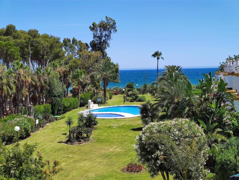 Spacious Beachfront Town House in Estepona with Fully Equipped Kitchen, Pools, Garden, Sea View - Ferienwohnung Estepona