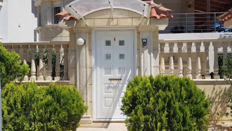 Renovated lovely apartment near airport & sea - B&B Porto Rafti