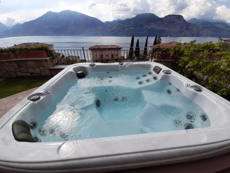 BMP APARTMENT DELUXE 2 JACUZZI RISCALDATA PRIVATA vista Lago di Garda - B&B Brenzone
