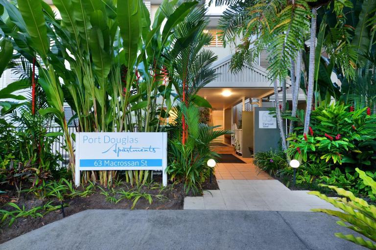 Port Douglas Apartments - Adults Only Oasis - Bed and Breakfast Port Douglas